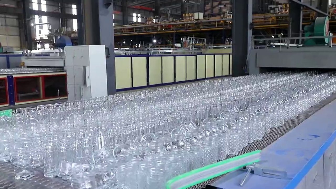 Production y inspection area at Xuzhou Eagle Vidrio factory, China